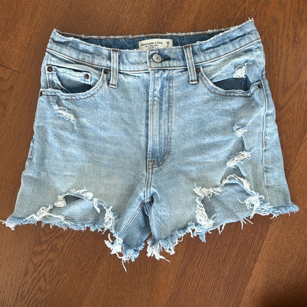Abercrombie & Fitch the 4 inch mom short high rise size 26 - light wash